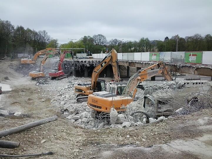 Großbaustelle: Die Brücke der Westendstraße über die A 96 wird zur Hälfte abgerissen - und die Autobahn ist gesperrt.