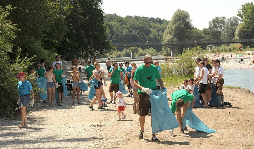 Heiße Sache: Die Burschen aus Thalkirchen und viele Helfer von rundum rückten bei drückender Hitze dem Müll an der Isar zu Leibe. Das Motto: Zammramma!