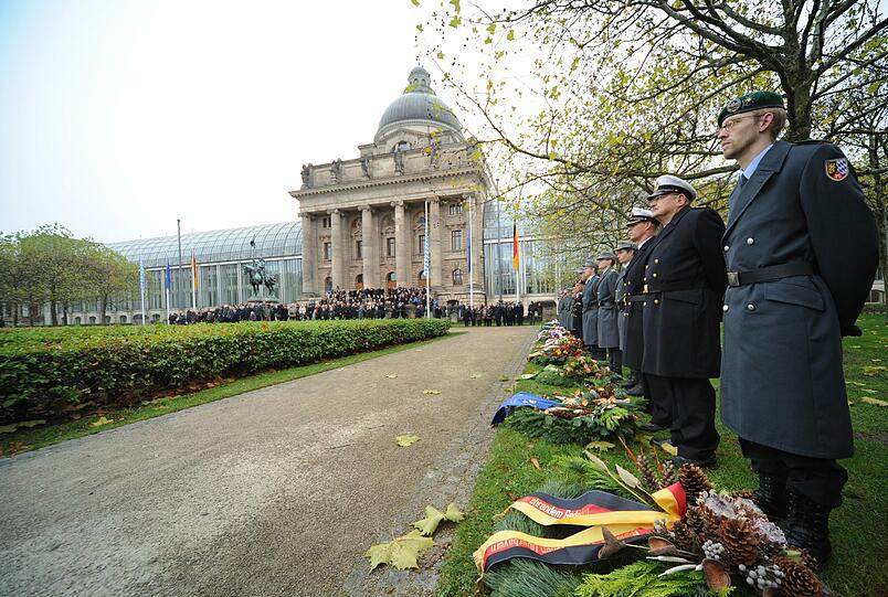 Am Sonntag wurde an der Staatskanzlei den Opfern der beiden Weltkriege und des Nationalsozialismus gedacht. Am Rande der Veranstaltung sorgten der kleine Hund und viel Kunstblut für Aufsehen...