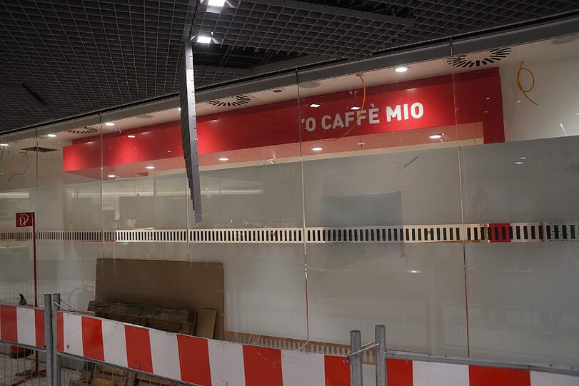 ... und gegenüber die "O Caffe Mio"-Bar. Auch das Kartoffelgeschäft "Pom Pom" öffnet ein Geschäft in der neuen Ladenzeile, heißt es. Genauso wie eine "Yorma's"-Lebensmittel-Filiale und ein Tabak-Laden.
