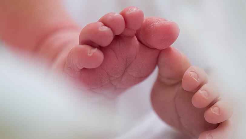 In Feldmoching brachte eine 34-jährige Münchnerin ihr Baby in der eigenen Wohnung zur Welt. (Symbolbild) In Feldmoching brachte eine 34-jährige Münchnerin ihr Baby in der eigenen Wohnung zur Welt. (Symbolbild)