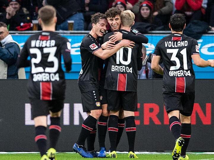 Leverkusens Mitchell Weiser (l-r), Julian Baumgartlinger, Torschütze Kai Havertz, Julian Brandt und Kevin Volland feiern das 2:0 gegen Hertha.