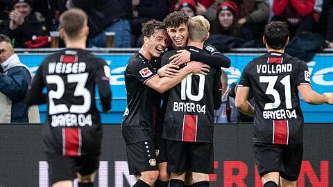 Leverkusens Mitchell Weiser (l-r), Julian Baumgartlinger, Torschütze Kai Havertz, Julian Brandt und Kevin Volland feiern das 2:0 gegen Hertha.
