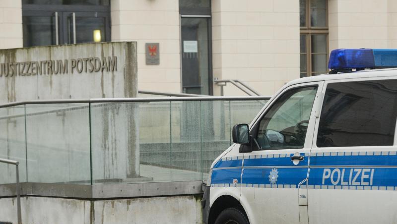 Nach einer Bombendrohung von Rechtsextremisten steht ein Polizeifahrzeug am Justizzentrum Potsdam. Nach einer Bombendrohung von Rechtsextremisten steht ein Polizeifahrzeug am Justizzentrum Potsdam.