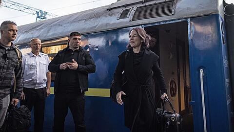 Annalena Baerbock ist mit dem Zug in der ukrainischen Hauptstadt Kiew gereist.