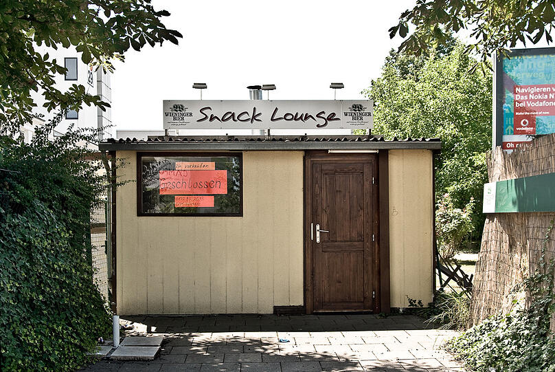 Wieninger Bier bietet die "Snack Lounge" in den Nullerjahren am Stahlgruberring. Aber nicht lange: 2008 steht schon "zu verkaufen" dran.