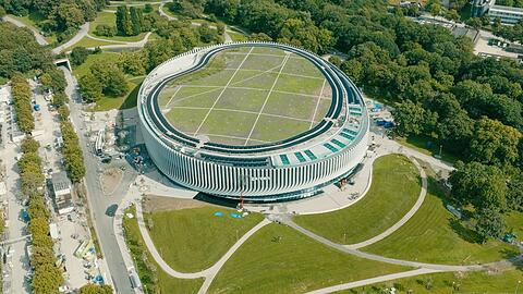 Seltener Anblick per Drohnenaufnahme: Auf dem Dach des SAP Gardens wurde ziemlich nachhaltig mitgedacht. Die Begrünung, Bienenvölker sowie eine Doppelring-Solaranlage mit einer Spitzenleistung von 330 kW. Der Bedarf ist groß. Je nach Last schalten sich zwei Leitungen der Stadtwerke mit je fünf Megawatt hinzu.