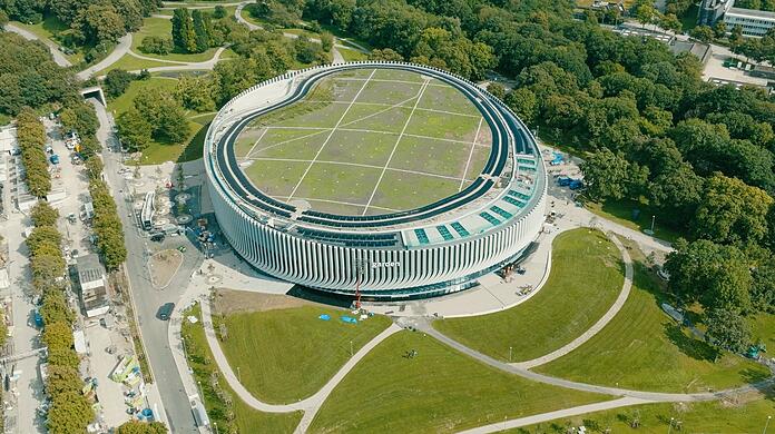 Seltener Anblick per Drohnenaufnahme: Auf dem Dach des SAP Gardens wurde ziemlich nachhaltig mitgedacht. Die Begrünung, Bienenvölker sowie eine Doppelring-Solaranlage mit einer Spitzenleistung von 330 kW. Der Bedarf ist groß. Je nach Last schalten sich zwei Leitungen der Stadtwerke mit je fünf Megawatt hinzu.