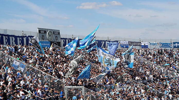 In der Westkurve des Grünwalder Stadions schlägt das (teure) Löwen-Herz.