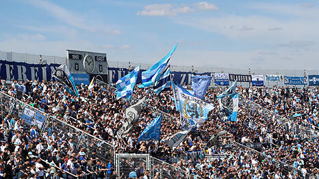 In der Westkurve des Grünwalder Stadions schlägt das (teure) Löwen-Herz.