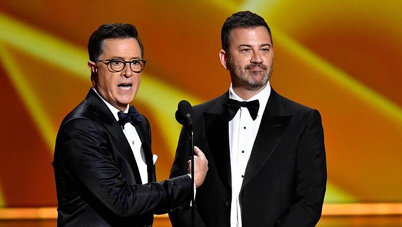 Stephen Colbert (l.) unterstützt Jimmy Kimmel (hier bei der Emmy-Verleihung 2019).