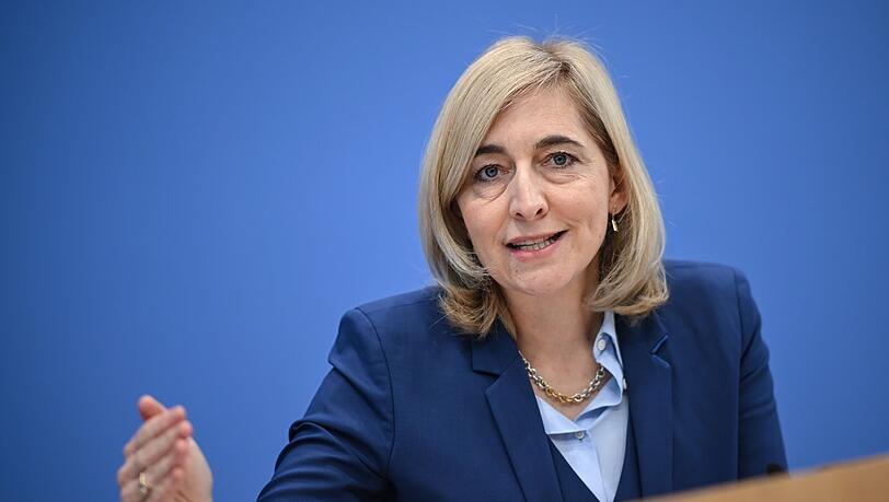 Die Gesundheitsministerin tritt Kritik an ihren Pl&auml;nen f&uuml;r die Pflegeversicherung entgegen. (Archivbild)