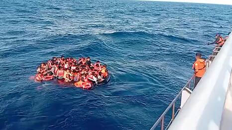 Viele an Bord versuchten sich in Rettungsbooten in Sicherheit zu bringen.