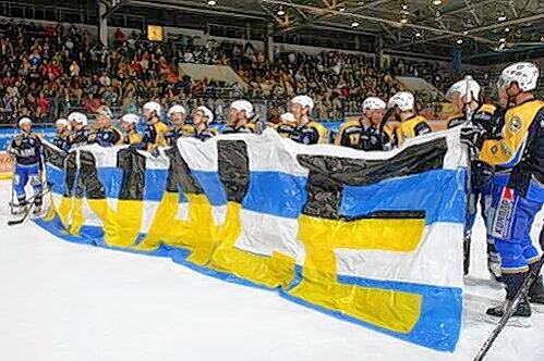 Finale - oho: Die Stars des EHC München feiern den Einzug ins Endspiel.