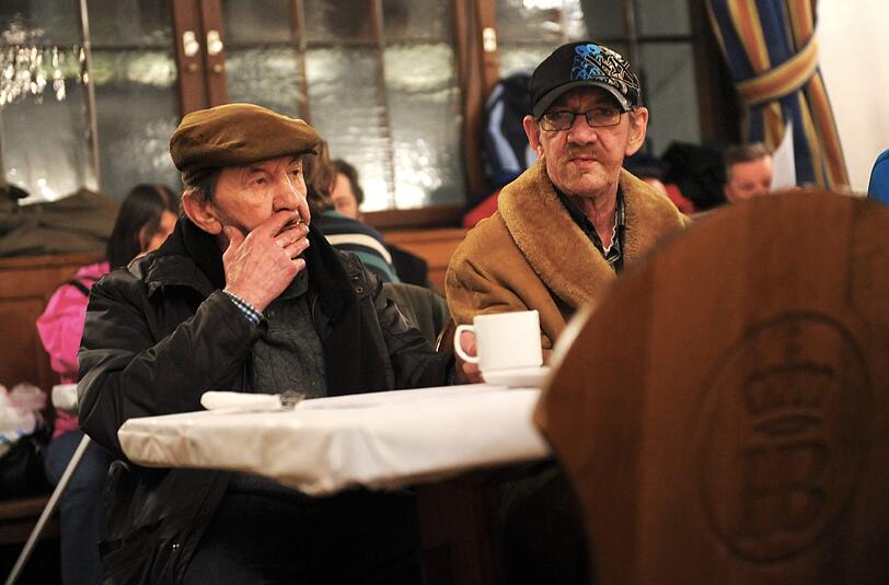 Fast 1.000 Bedürftige und Obdachlose feierten Heiligabend im Hofbräuhaus. Der Männerfürsorgeverein hatte zu der Feier mit Gulasch, Knödeln und Stollen geladen.