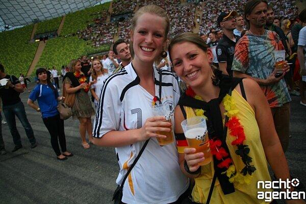 Public Viewing im Olympiastadion: So fieberten die Fans mit der deutschen Mannschaft.