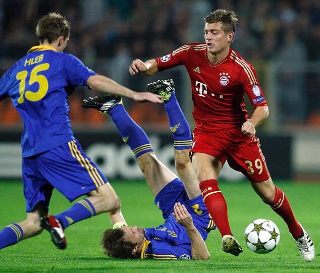 TONI KROOS: Wer weiß, wie das Spiel verlaufen wäre, wenn er in der 13. Minute., als er den Keeper schon umspielt hatte, ins Tor getroffen und nicht an den Pfosten geschossen hätte.  Mühte sich, aus seinem Repertoire genialer Pässe zumindest überraschende auszupacken. Fand aber viel zu selten irgendeine geeignete Idee. Note 6