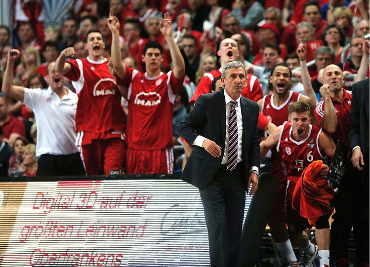 Die Bayern  um Trainer  Svetislav Pesic feiern.
