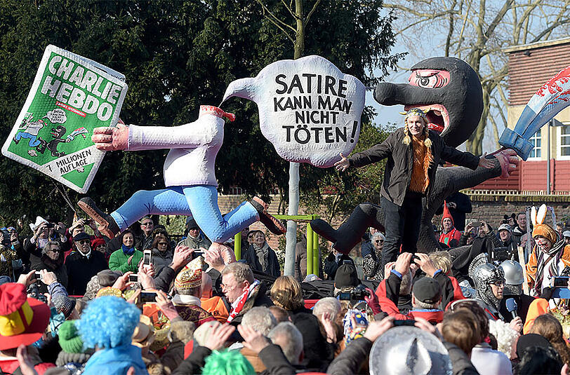 Die Düsseldorfer Karnevalisten setzen mit ihrem "Charlie Hebdo"-Motivwagen ein Zeichen für Meinungsfreiheit und gegen den weltweiten Terror.