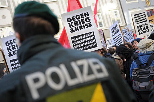 Das Münchner Amtsgericht verurteilte eine 19-Jährige, weil sie Polizisten beleidigt hat. (Archivbild)