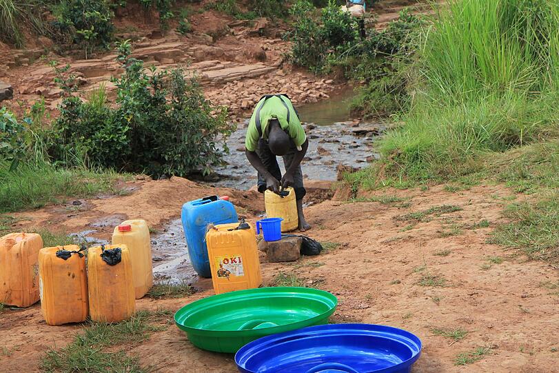 Das Wasser muss mühsam von der Quelle nach Hause geschleppt werden.