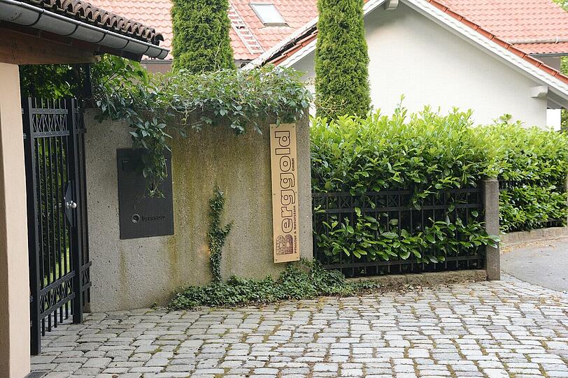 Neumarkt St. Veit: Hier ging ein 23-jähriger unvermittelt auf Mutter und Tochter los.