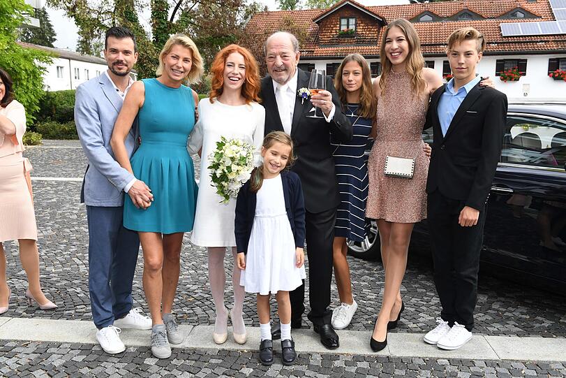 Das Brautpaar Ralph Siegel und Laura Käfer in der Familienmitte: Giulia Siegel (zweite von links) mit Freund Ludwig Heer und den Kindern Mia und Nathan - sowie Alana Siegel (zweite von rechts) und Ruby Käfer (Mitte).