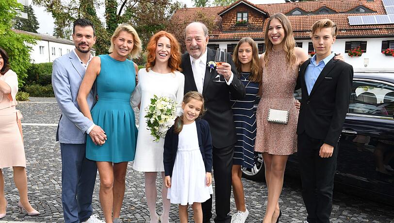 Das Brautpaar Ralph Siegel und Laura Käfer in der Familienmitte: Giulia Siegel (zweite von links) mit Freund Ludwig Heer und den Kindern Mia und Nathan - sowie Alana Siegel (zweite von rechts) und Ruby Käfer (Mitte). Das Brautpaar Ralph Siegel und Laura Käfer in der Familienmitte: Giulia Siegel (zweite von links) mit Freund Ludwig Heer und den Kindern Mia und Nathan - sowie Alana Siegel (zweite von rechts) und Ruby Käfer (Mitte).