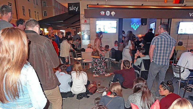 Vor der "Vanilla Lounge" an der Leopoldstraße verfolgen Fans das Deutschland-Spiel gegen die USA zur Not halt am Boden sitzend. Vor der "Vanilla Lounge" an der Leopoldstraße verfolgen Fans das Deutschland-Spiel gegen die USA zur Not halt am Boden sitzend.