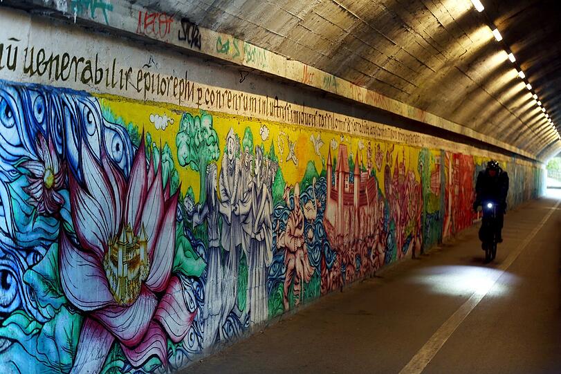 Bunt auch der Hermann-Hesse-Tunnel, ein Teil des Radlrings.
