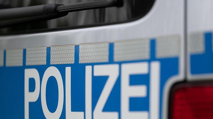 Das Wort "Polizei" steht auf einem Einsatzwagen.