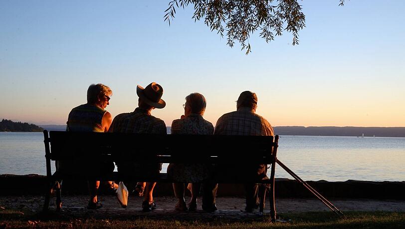 Senioren sitzen auf einer Bank am Ammersee. Ältere Menschen sollen mehr Mitspracherecht bekommen - durch das Seniorenmitwirkungsgesetz.