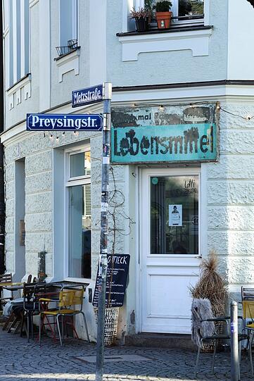 Früher Kramerladen, heute das Café "Lotti Eck" im Retro-Look.