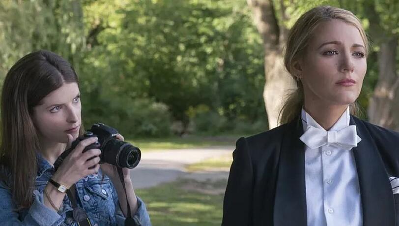 "Nur ein kleiner Gefallen": Stephanie Smothers (Anna Kendrick, l.) weiß nicht, ob sie Emily Nelson (Blake Lively) noch trauen kann.