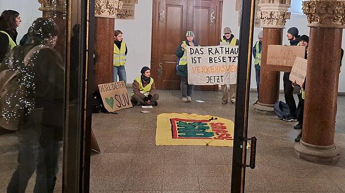 Am Abend besetzten wenige Dutzend Aktivisten das Rathaus.