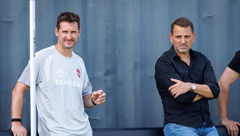 Miroslav Klose (l) schaut beim 1. FC N&uuml;rnberg genau hin.