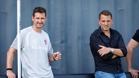 Miroslav Klose (l) schaut beim 1. FC N&uuml;rnberg genau hin.