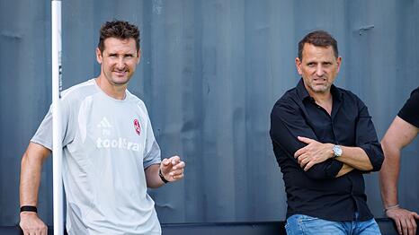 Miroslav Klose (l) schaut beim 1. FC N&uuml;rnberg genau hin.
