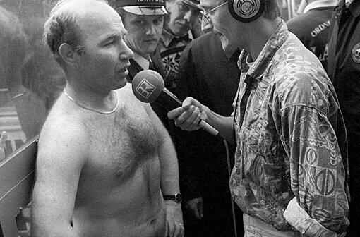 Da schaut der Mann mit der Kontrollmütze: Im Glücksgefühl des Zweitliga-Aufstiegs 1991 gibt der damalige Löwen-Trainer Karsten Wettberg BR-Reporter Edgar Endress ein Interview in Unterhose.