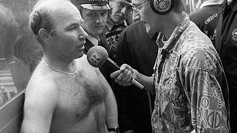 Da schaut der Mann mit der Kontrollmütze: Im Glücksgefühl des Zweitliga-Aufstiegs 1991 gibt der damalige Löwen-Trainer Karsten Wettberg BR-Reporter Edgar Endress ein Interview in Unterhose.