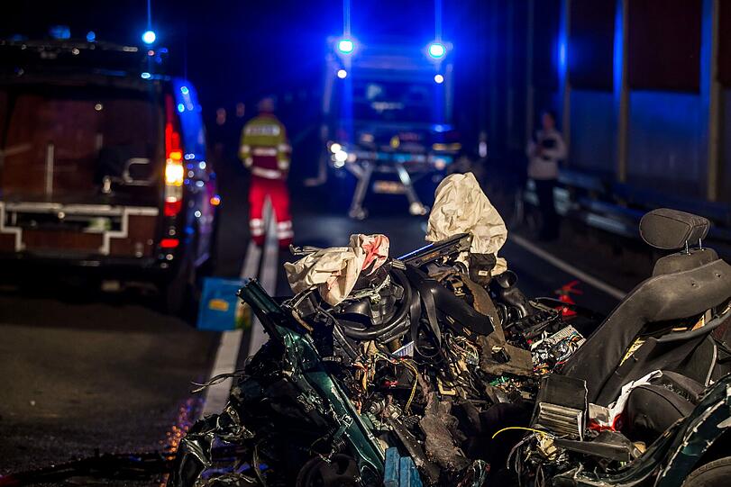 Schlimmer Unfall in Duisburg: Vier Menschen kommen bei dem Crash auf der B288 ums Leben. Die Bilder...