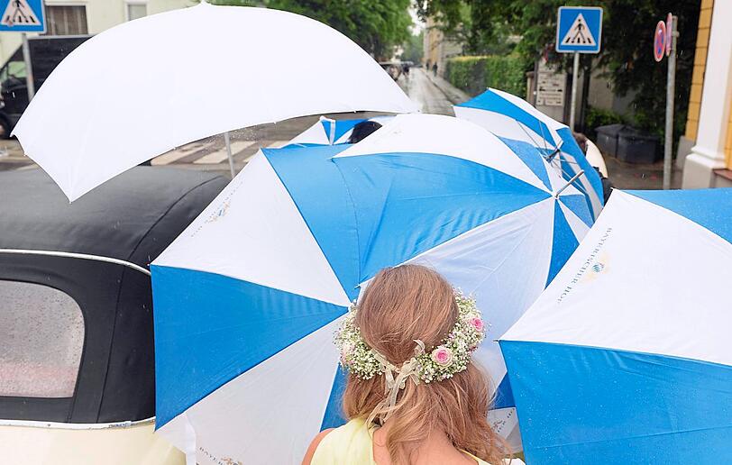 Total abgeschirmt: Das Paar auf dem Weg zum Standesamt Mandlstraße.