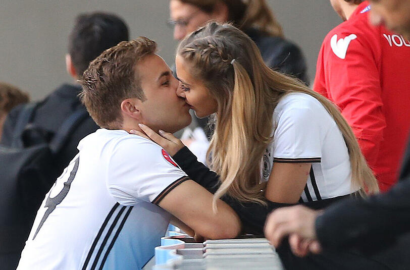 Deutschland: Mario Götze lässt sich nach seinen 90 Minuten auf der Bank von seiner schönen Freundin Ann-Kathrin Brömmel trösten.
