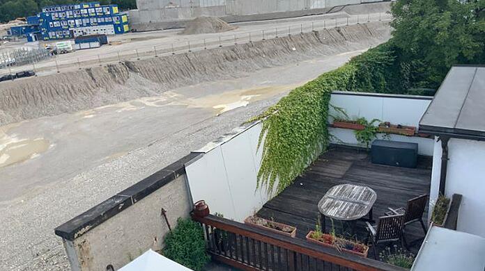 Die Mauer des Anstoßes grenzt direkt an das Paulaner-Gelände.