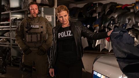 "Die Chefin": Vera Lanz (Katharina Böhm, r.) entdeckt einen gesuchten Polizeiwagen.
