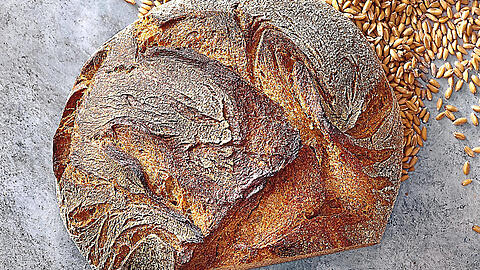Das Rustikus-Brot von Björn Hollensteiners (links unten).  Fotos: Hubertus Schüler (2); Martin Steffen