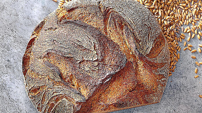 Das Rustikus-Brot von Björn Hollensteiners (links unten).  Fotos: Hubertus Schüler (2); Martin Steffen