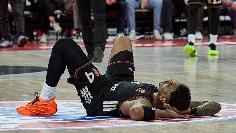 Euroleague-Pleite mit der letzten Aktion: Bayern-Profi Xavier Rathan-Mayes liegt auf dem R&uuml;cken und ist bitter entt&auml;uscht nach dem 80:81 der M&uuml;nchner gegen Anadolu Efes Istanbul.