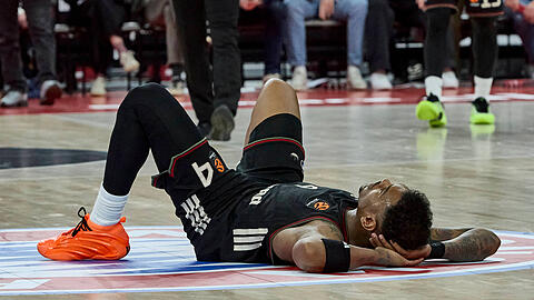 Euroleague-Pleite mit der letzten Aktion: Bayern-Profi Xavier Rathan-Mayes liegt auf dem R&uuml;cken und ist bitter entt&auml;uscht nach dem 80:81 der M&uuml;nchner gegen Anadolu Efes Istanbul.