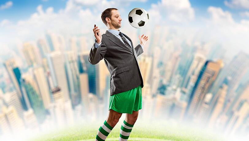 In jedem B&uuml;romenschen steckt auch ein Fu&szlig;ballfan &ndash; oder? Wer seine Begeisterung auch am Arbeitsplatz leben will, sollte einiges beachten.